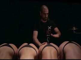 Музыкант-виртуоз игрой на обнаженных ягодицах взорвал YouTube (ВИДЕО)