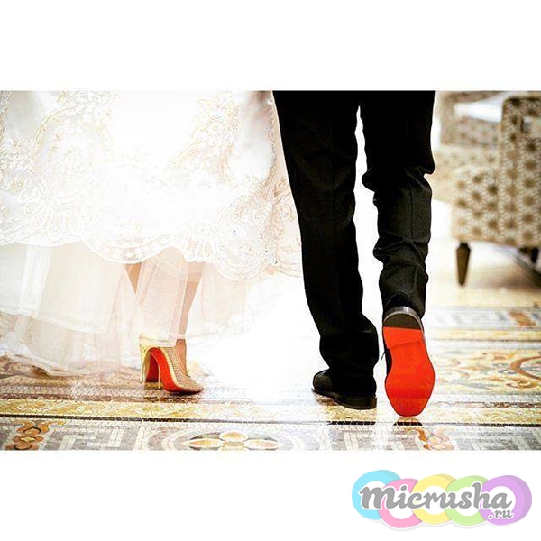 туфли Louboutin с красной подошвой