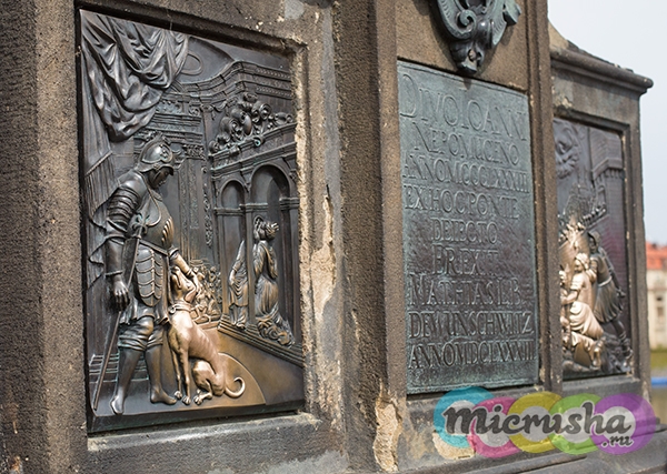 Собака на Карловом Мосту в Праге