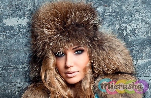 модная шапка из меха