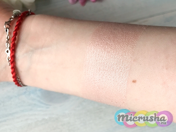 Essence Strobing Highlighter свотчи