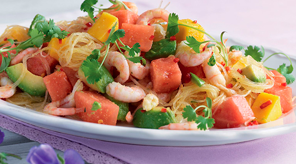 Салат из креветок с фунчозой, фруктами и овощами