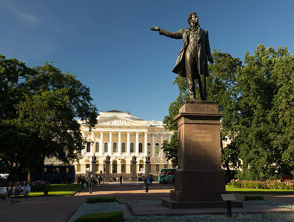 Площадь искусств в Санкт-Петербурге